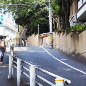 【東京街角クイズ】この写真、どこの坂でしょう？