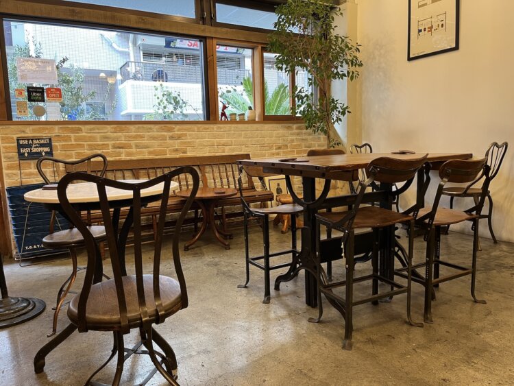 アンティークに囲まれ、落ち着ける店内。