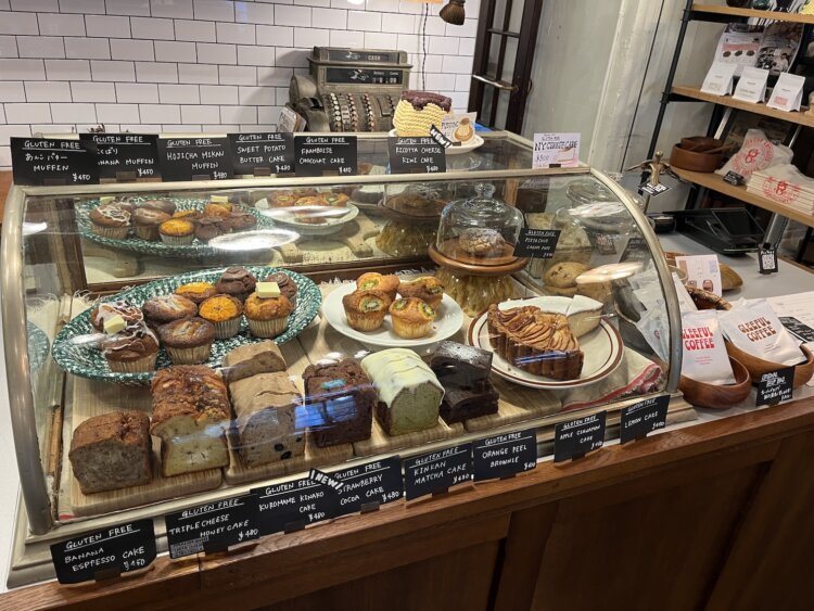 レジ横のショーケースの中には店内で焼いた焼き菓子がある。