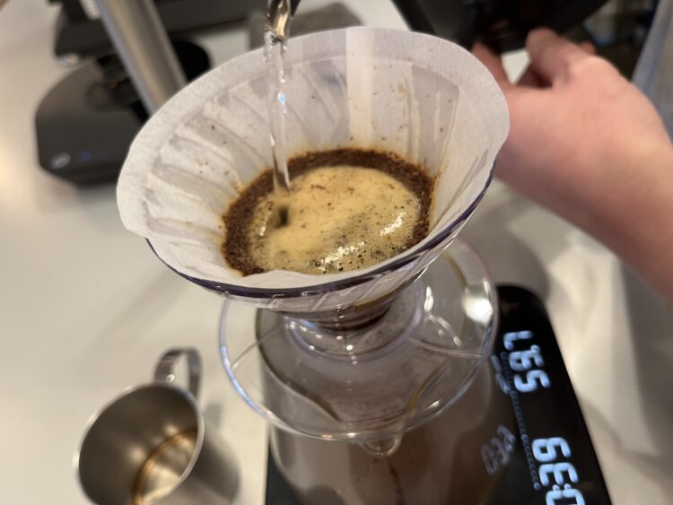 ハンドドリップは常時3、4種あり、その時により豆が変わる。エスプレッソは自家焙煎の豆で提供している。