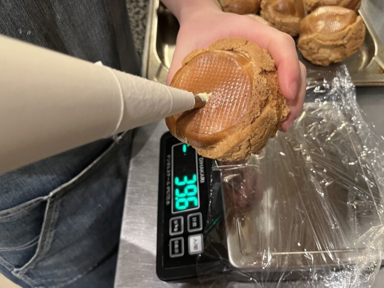 店内で焼き上げたシューにピスタチオクリームをたっぷりと詰める。