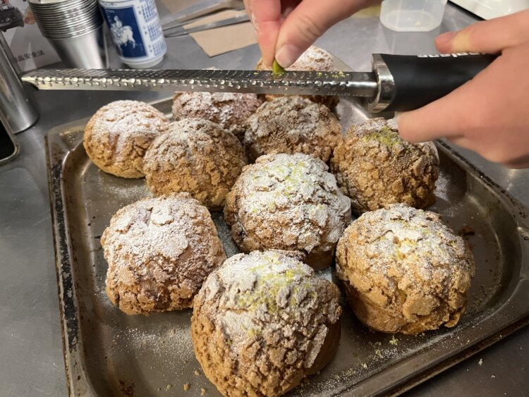 仕上げに粉糖とすりおろしたピスタチオをトッピング。