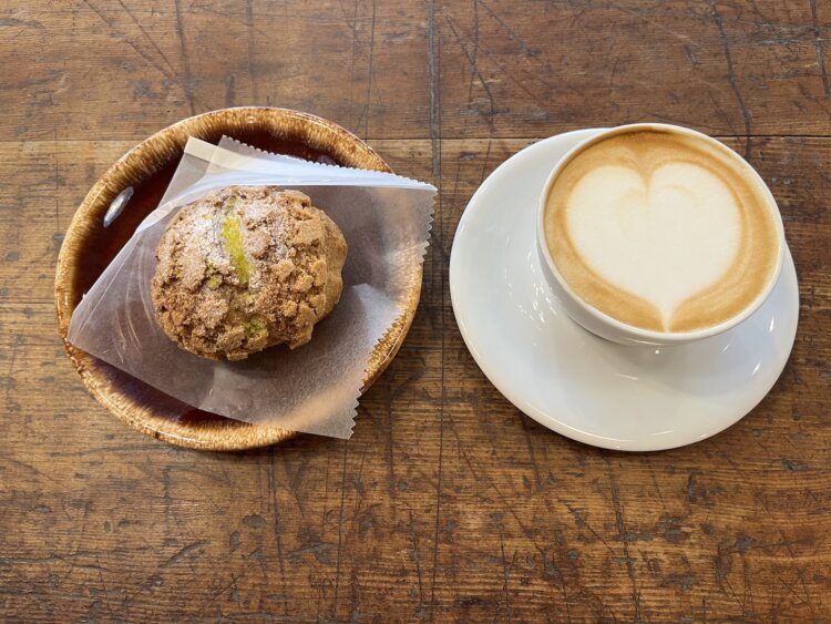 自家焙煎の豆で淹れるカフェラテ600円との相性もバツグンだ。