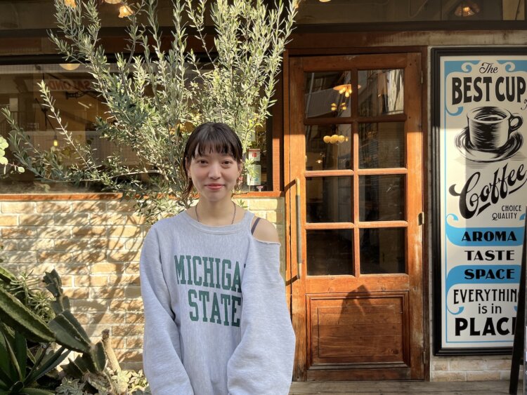 アパレル出身ながらカフェの店長を務める佐々木さん。