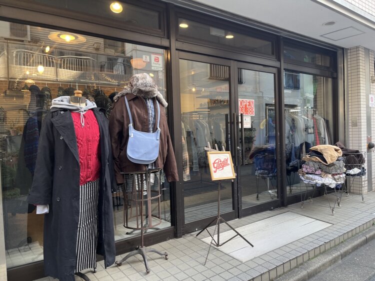 隣には古着店が併設され、買い物のついでにふらりと立ち寄れるのも魅力だ。
