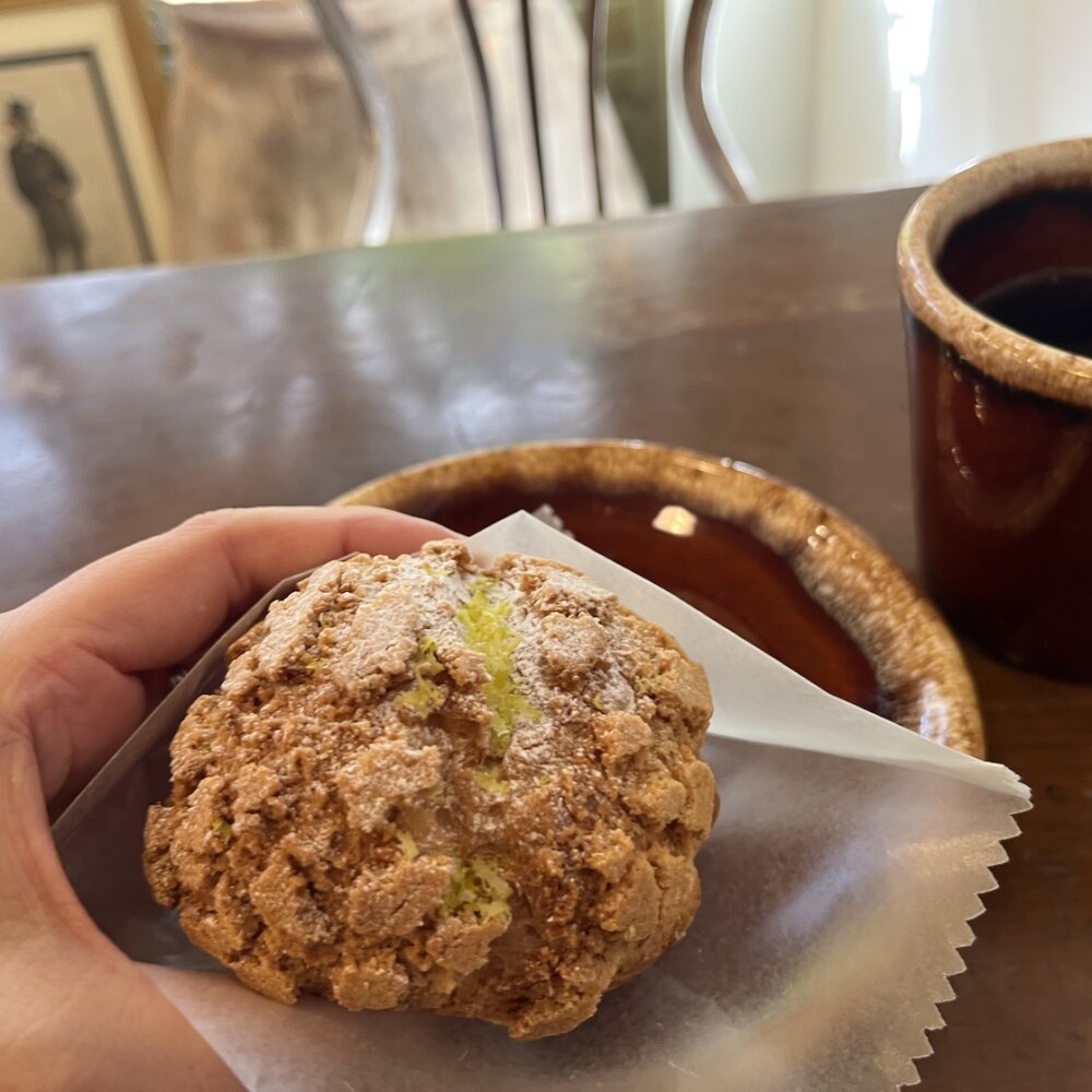 アンティークに囲まれる柏のコーヒーショップ『GLEEFUL COFFEE』で、グルテンフリーの焼き菓子に舌鼓
