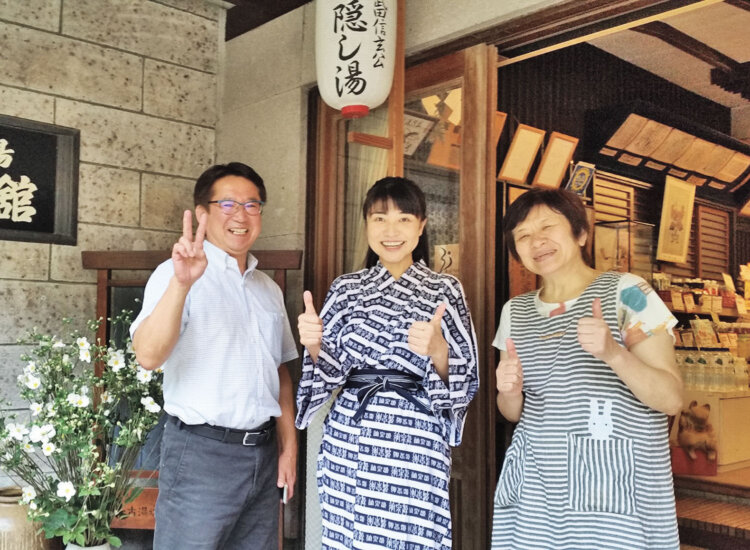 湯治を終えて帰る日、ご主人と女将と。武田信玄が川中島の合戦での傷を治療したという足元湧出温泉がある。