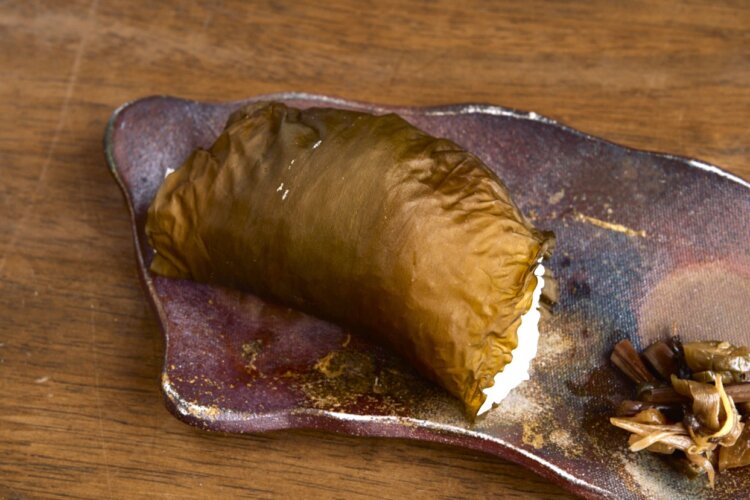 やわらかくて薄い若生昆布で包んだおにぎりは、昆布の歯ごたえと磯の香りがたまらない！　太宰の好物だったことでも知られる。