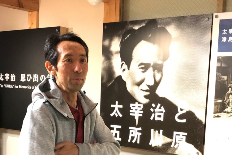 「太宰ファンから横顔が似ていると言われます！」と、津軽サイコウプロジェクト実⾏委員⻑の津島克正さん。