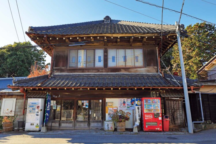 酒屋としてだけではなく、近所の人たちが集う憩いの場にもなっている。