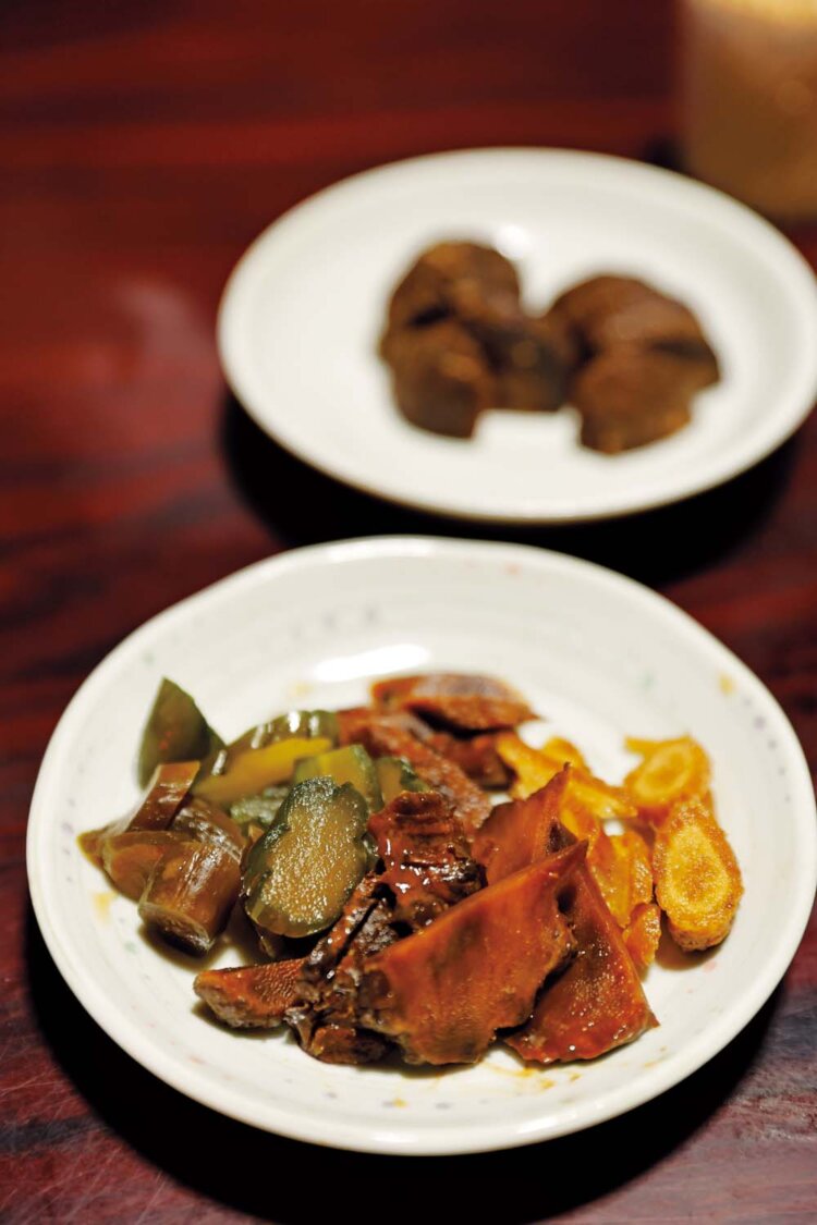 7代目の母・幸子さんが酒粕を使って作る甘酒と、キュウリやショウガ、ゴボウなどを漬けた酒粕漬け。「直実」によく合う！