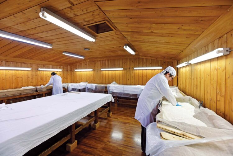 広々とした麹室。常に約33℃の温度を保ち、蒸米に菌糸を生やす。