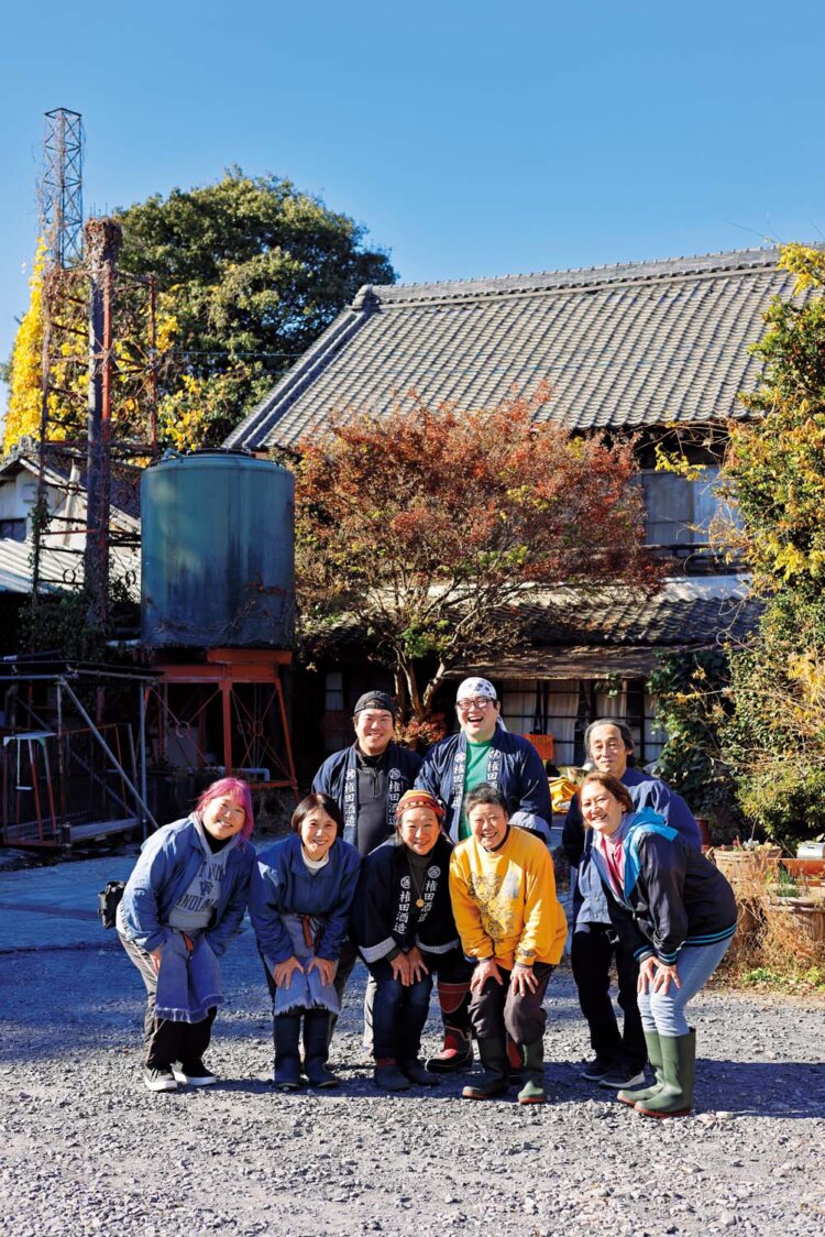 7代目杜氏の権田直仁さん（後列中央）と拓弥さん（後列左）を囲む、『権田酒造』で働くスタッフのみなさん。終始、笑い声が絶えないほど仲がいい。