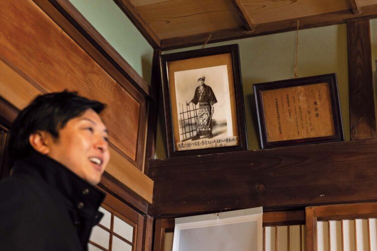 母屋には松崎家の歴史を感じる品がごろごろ。2代目・松崎良助さんの写真には「大志を抱いて家業に専念する」との言葉が。