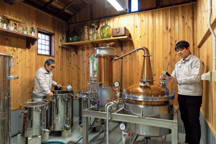 マネージャーの及川さんと共に日々実験を繰り返す。