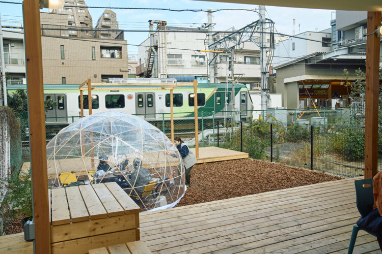 子供が走り回れるようにウッドチップを敷いたり、寒さ対策で透明ドームを取り入れたり。