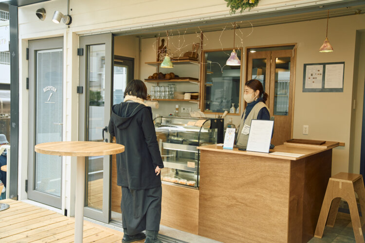 キッチン&ドリンクスタンド。ショーケースに並ぶフードメニューは日替わり。