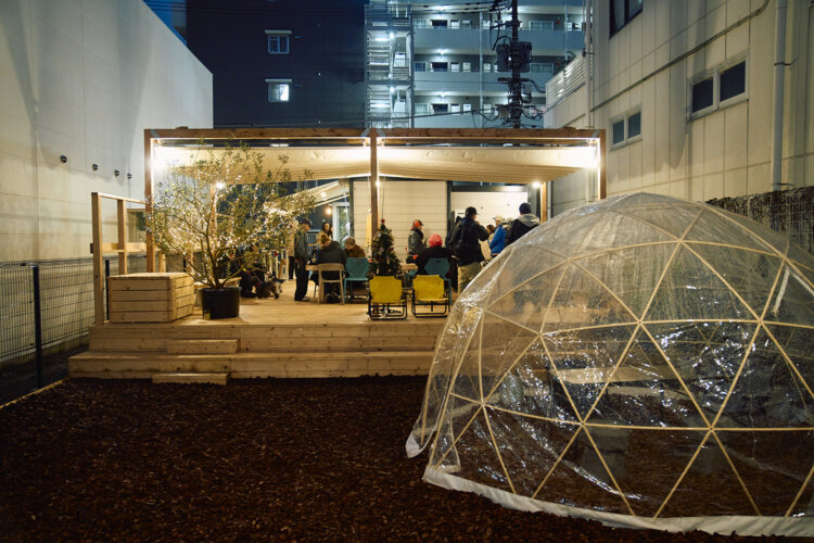 イベント時の様子。この日は衣服の販売やDJなども行われ、ホームパーティーのような和やかな雰囲気に。