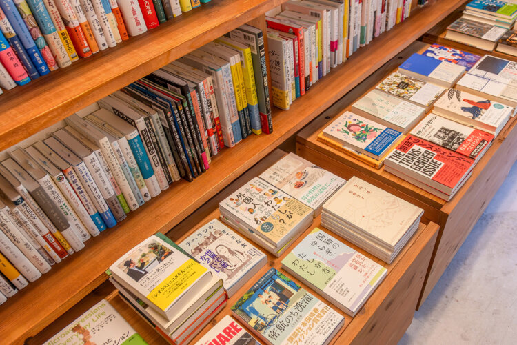 2000冊で始まった本は、どんどん増えて今は2500冊に。応援したい作家の本は、愛情をこめて一生懸命売る。