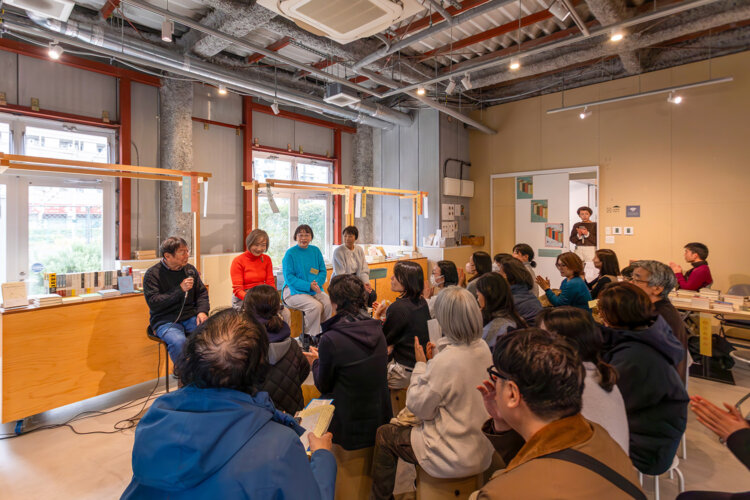 柴田元幸さんの司会で、アラブ文学、ポルトガル語圏文学の翻訳家に話を聞く。ユーモア満載の会。