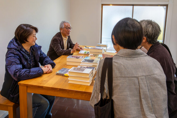 翻訳家の関根謙さんと中国現代文学を語らう「アストラハウスの日」の様子。