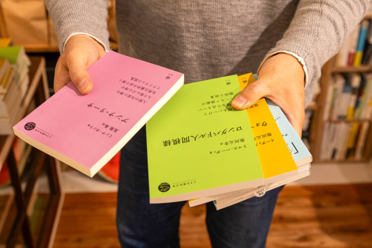 葉々社発行の「小さな海外文学」シリーズ。短編が2～3篇収録された気軽な一冊。手になじむ装丁もいい。