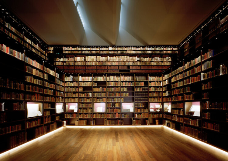 三方の壁を覆う本棚が圧巻のモリソン書庫（写真提供＝東洋文庫ミュージアム）。