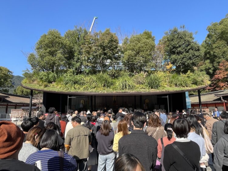 「太宰府天満宮」の本殿は工事中のため2026年現在は仮殿が参拝者を迎える。