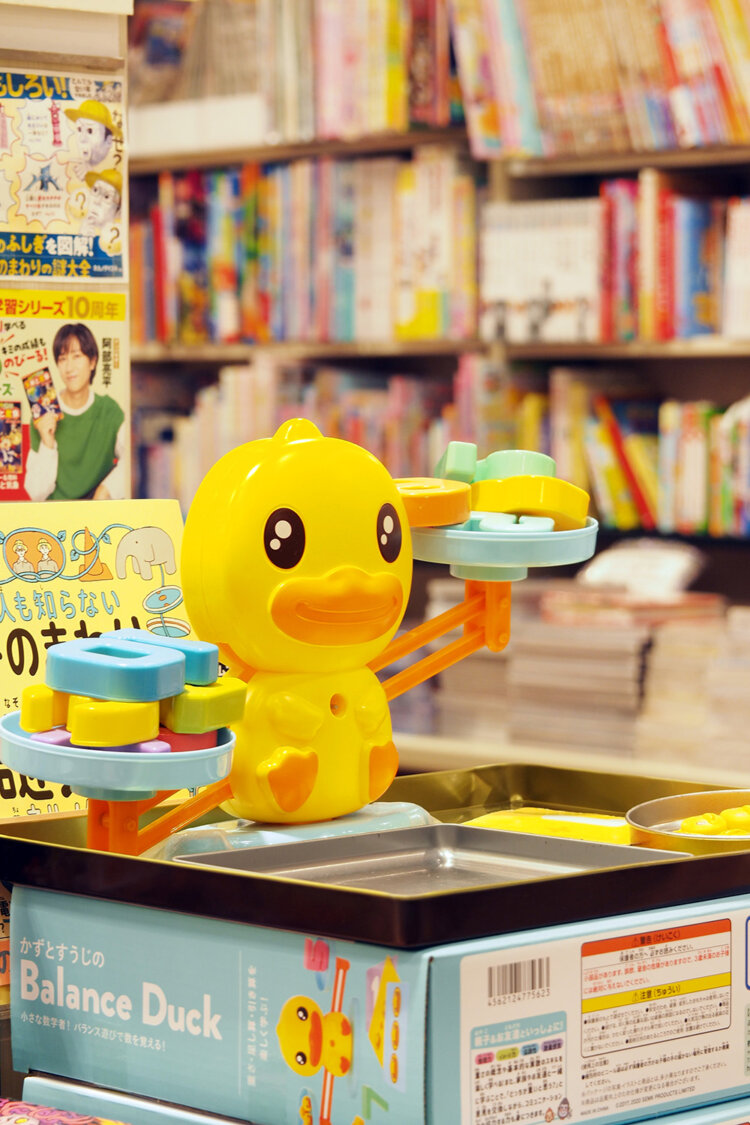 知育玩具は店頭で触って試せるサンプルも用意。