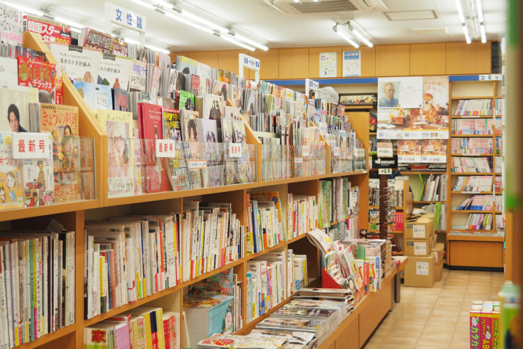 小説や雑誌を中心に幅広く揃う。