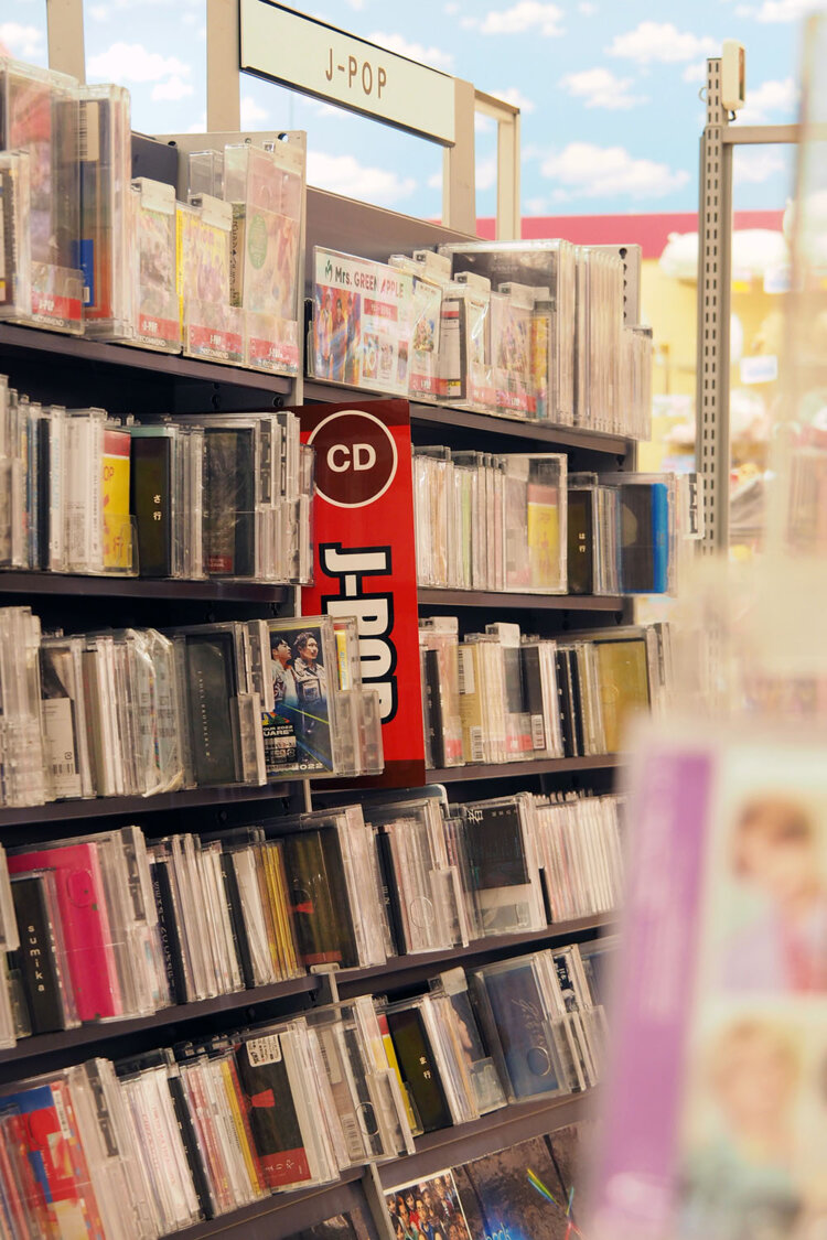 ジャンル幅広く揃うCD・DVDコーナー。