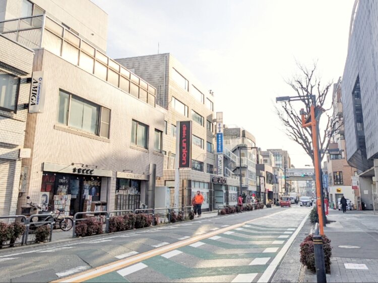 茶沢通り沿いにはレコードショップ、古本屋が並び、周辺にはライブハウス、劇場も点在（撮影＝信藤舞子）。