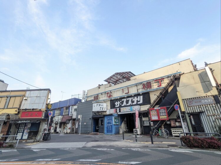 1階はスナックやバーが入る「鈴なり横丁」。アパートだった2階部分を改装し、『ザ・スズナリ』と『シアター711』を造った（撮影＝信藤舞子）。