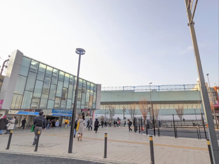 2018年に使用開始された小田急線の東口改札。2026年には、駅前広場（ロータリー）が完成予定（撮影＝信藤舞子）。