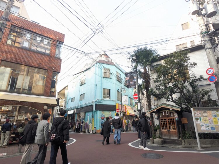 街角にひっそりと立つ庚申堂は、江戸時代からずっと道行く人を見守ってきた（撮影＝信藤舞子）。