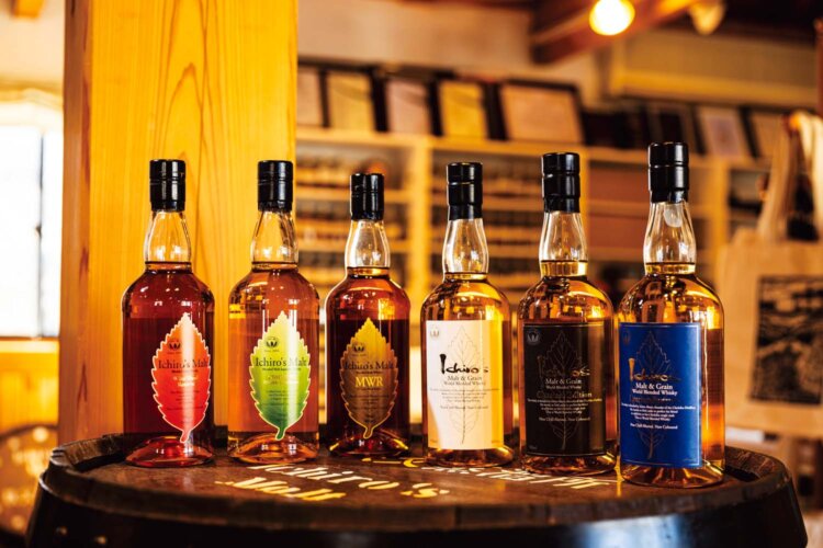 左から、リーフシリーズの「ワインウッドリザーブ」「ダブルディスティラリーズ」「ミズナラウッドリザーブ」各8800円。ブレンデッドの定番「ホワイトラベル」4235円。5大ウイスキーを使う「クラシカルエディション」7700円。世界最高賞受賞の「リミテッドエディション」1万1000円。