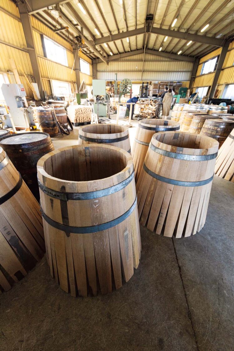 自社にクーパレッジ（製樽工場）をもつ数少ない蒸留所。年間約300樽を製造する。そのうちのほぼすべてがミズナラ樽で、「イチローズモルト」の味をつくるのに欠かせないものながら、外注が難しいため自社製造を始めることになった。修理やメンテナンスもすみやかに行える。地元の高校を卒業したての若いスタッフも働く。