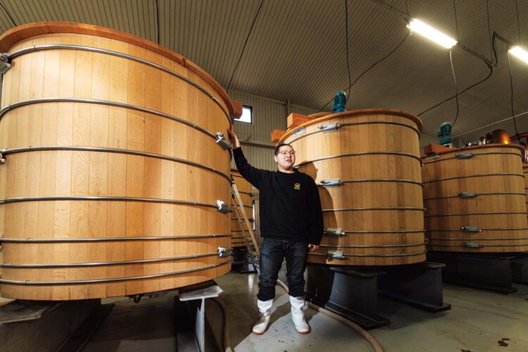 世界唯一「ジャパニーズオーク」と呼ばれるミズナラ材でつくった木桶の発酵槽。