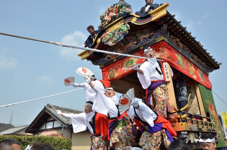4人の囃子（はやし）手が「ホーリャイ！」と掛け声をあげながら、秩父屋台囃子の演奏に合わせて山車が練り歩く。