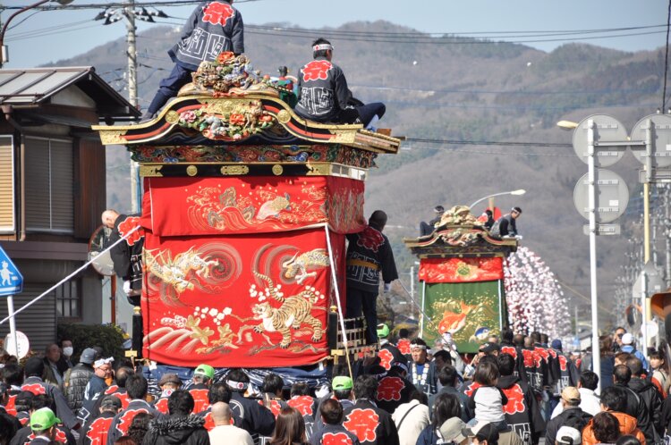山車が運行する際には、精細な彫刻や美しい刺繡幕が間近で見られる。