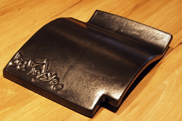 『瓦.Tokyo』の店名が入った、オリジナルの瓦。