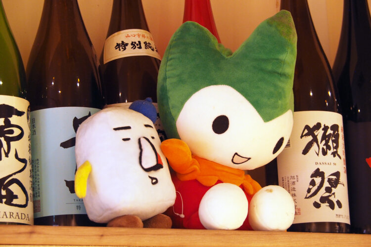 店内には、山口県PR本部長ちょるる（右）の姿も！