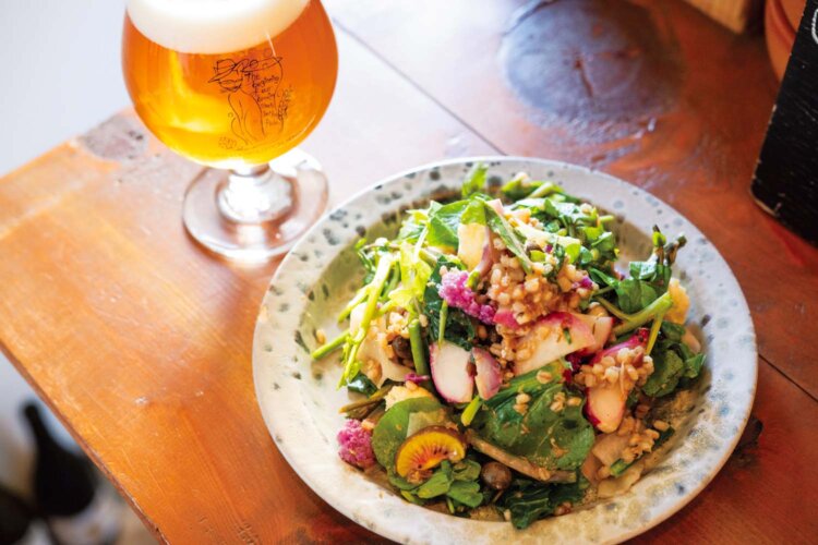 毎回中身が替わる大麦のサラダ1400円は『デリカ』らしい一品。『麦雑穀工房』のビール1300円は温度が上がっても美味。