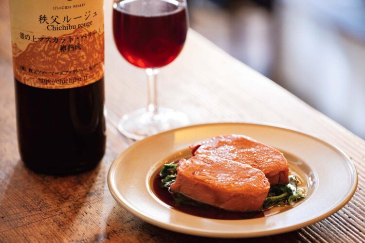 冷製ニラレバ1300円。低温調理した新座産の豚レバーと2015年の「秩父ルージュ」1100円が溶け合う。