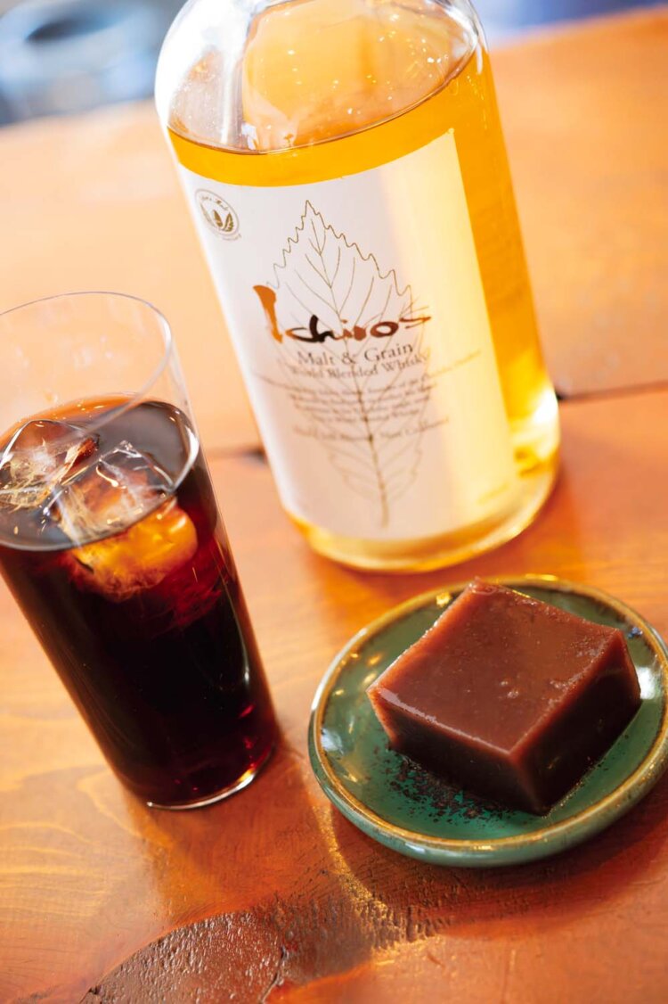 「イチローズモルト」に自家焙煎の大麦茶を注ぐ隠れメニュー900円。水ようかん400円との出合いは驚き。