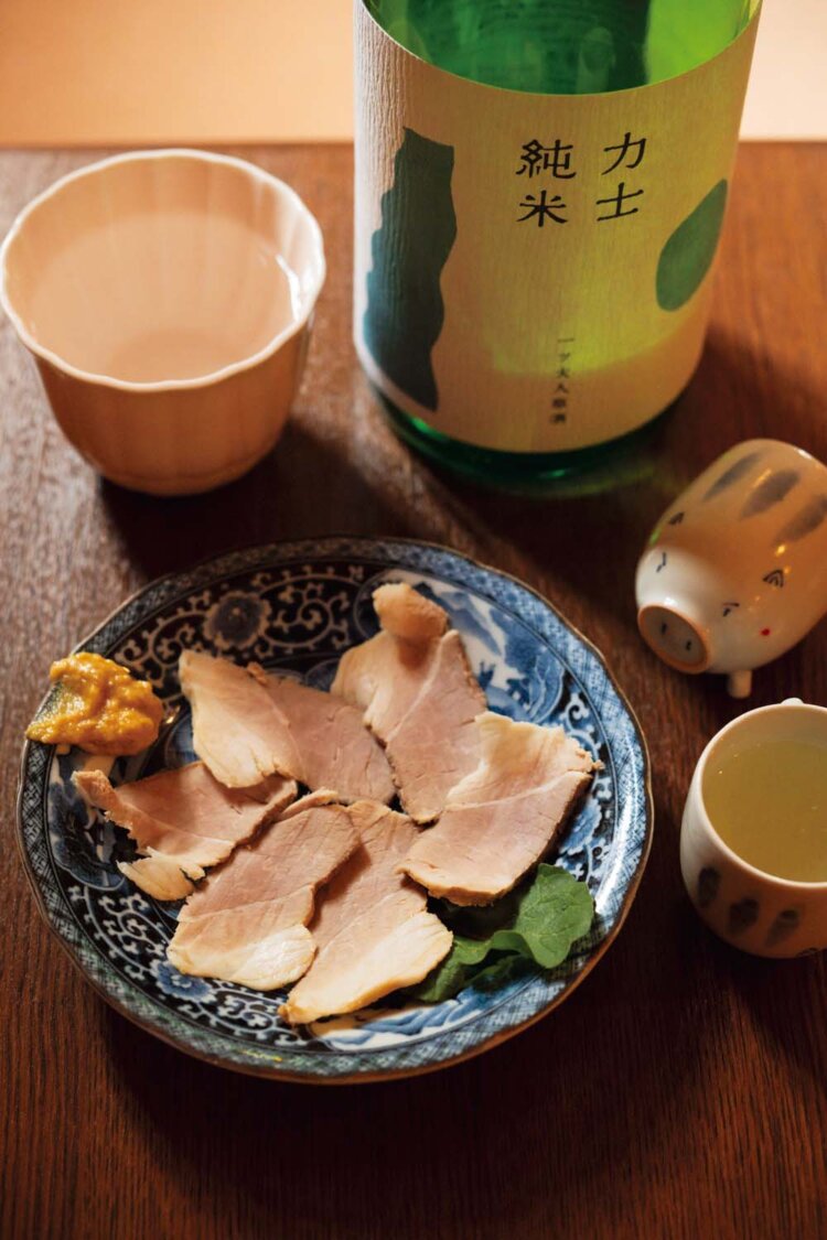 加須産「香り豚」のばらブロックを低温調理してぬか床に漬けたぬか豚スライス850円。「力士純米」は1合800円。
