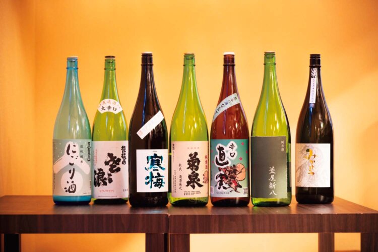 「菊泉」「釜屋」「直実」「寒梅」の4銘柄は常にスタメン。蔵直送なので鮮度もよく、新商品がいち早く飲めるのもうれしい。グラス（120ml）650円～。