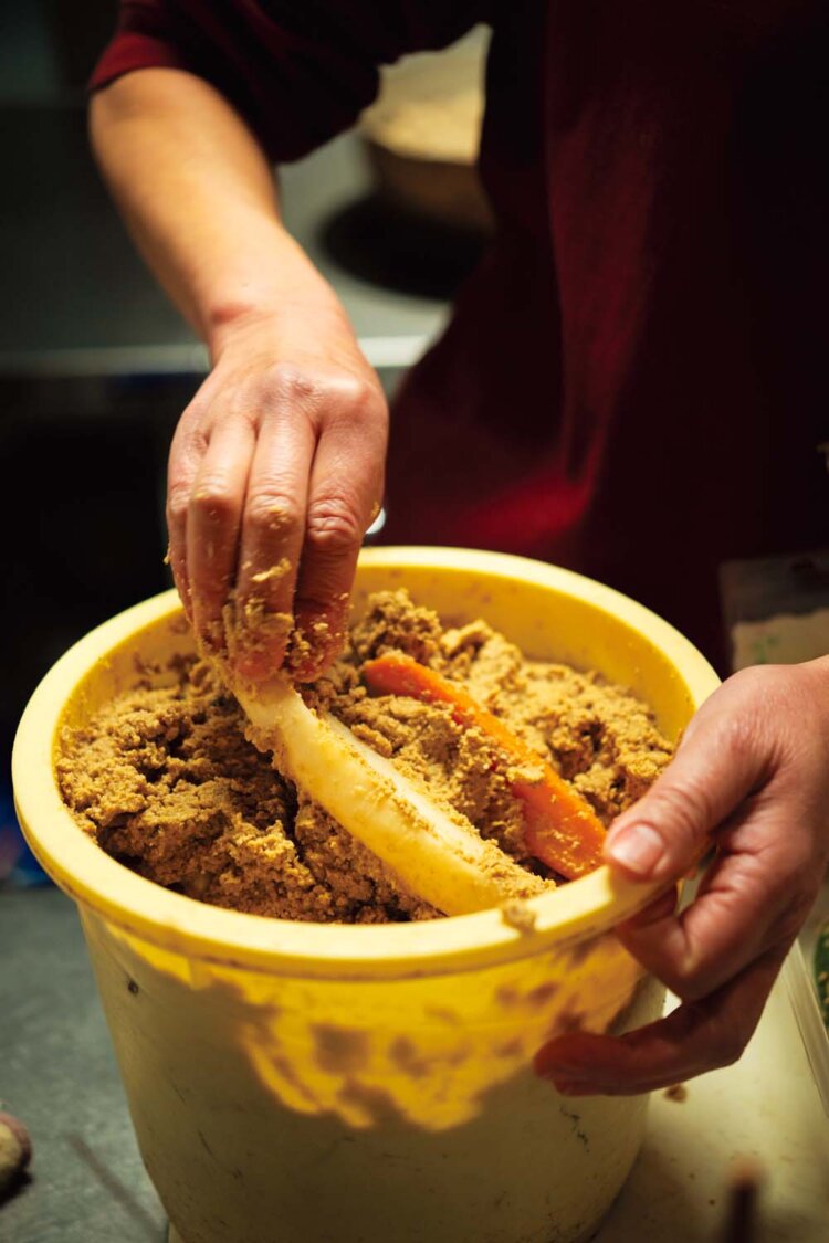 加須産米のぬかで作ったぬか床は、長年連れ添う大事な相棒。野菜用、肉用、魚用と3つを使い分ける。