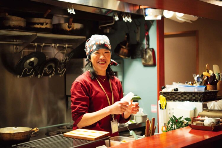 店を切り盛りするのりさんは麹使いの魔術師。自然栽培で野菜づくりまでこなす。