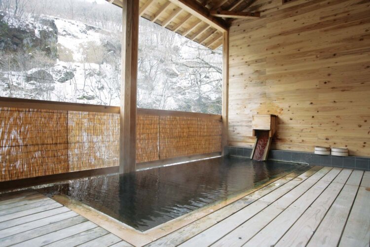 露天風呂。静かな山中で湯に身をゆだねる喜びは格別。